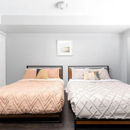 Two Story Loft W 2 Beds Close To Lakeshore